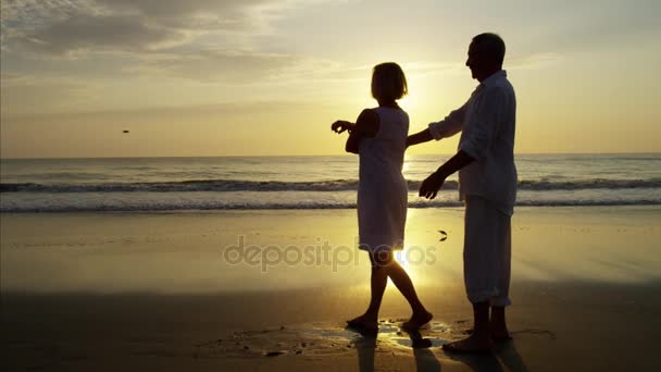 пара танцює на пляжі
 - Кадри, відео