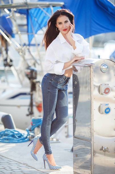 Portrait d'une belle femme sur le fond de la mer et des yachts
 - Photo, image