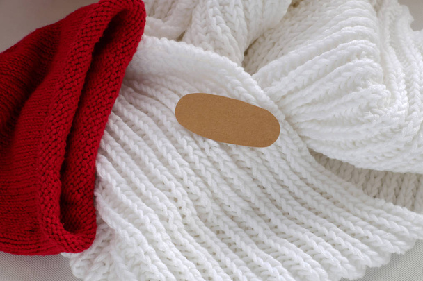 bufanda blanca de punto, sombrero rojo caliente en día frío
 - Foto, Imagen