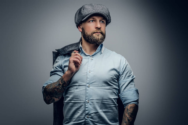 Homem elegante com braços tatuados
 - Foto, Imagem