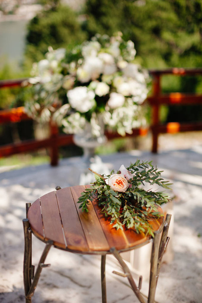 весільний букет з орхідей і півоній
 - Фото, зображення