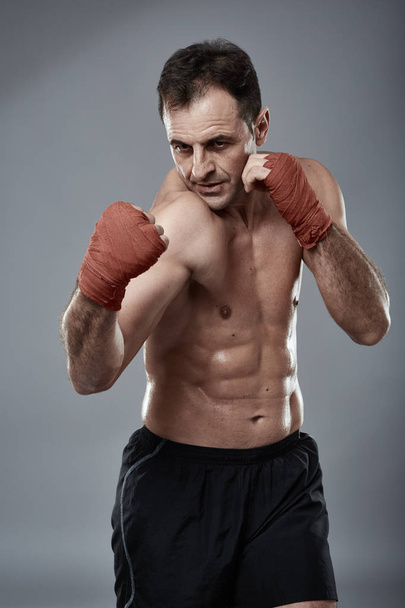Kickbox fighter training in gym - Foto, Imagen