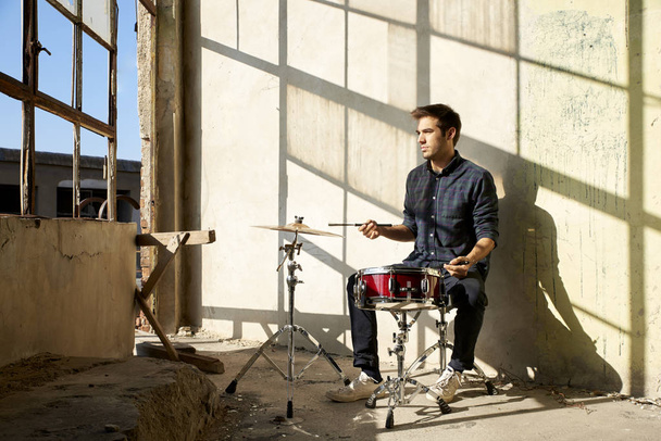 musician playing on drums  - Foto, Imagen