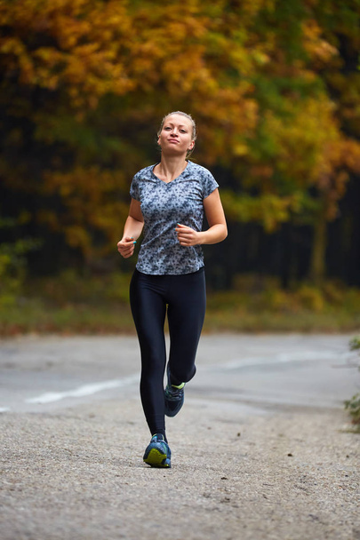 Young woman running - Фото, изображение