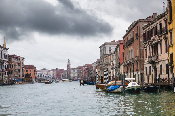 Graue Wolken über dem Canal Grande in Venedig im Regen - Foto, Bild