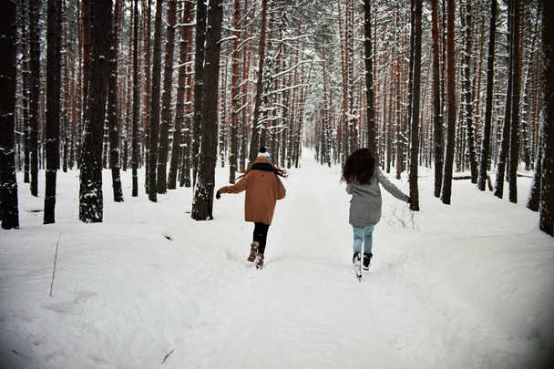 Meninas brincando na floresta de inverno
 - Foto, Imagem