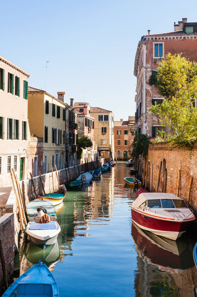 moorindg barcos en canal en en Venecia
 - Foto, imagen