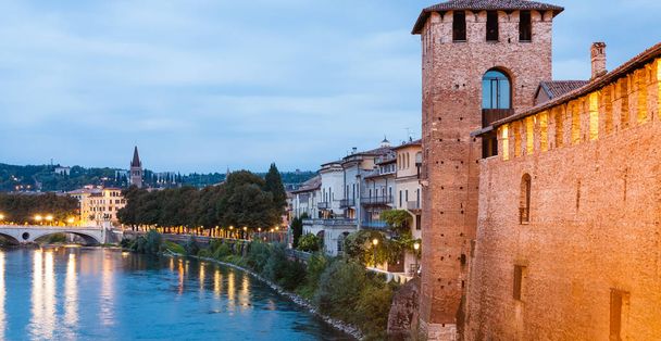 beira-mar do rio Adige em Verona à noite
 - Foto, Imagem