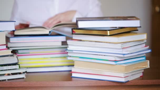 Bildungsschulkonzept. Nahaufnahme weibliches Mädchen in College-Bibliothek mit Büchern - Filmmaterial, Video