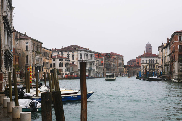 barcos en Canal en Venecia ciudad bajo la lluvia
 - Foto, imagen