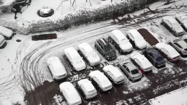 Parking in the snow. First snow, extreme departure. - Footage, Video