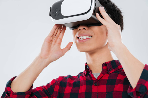 Asian man wearing virtual reality device - Foto, immagini