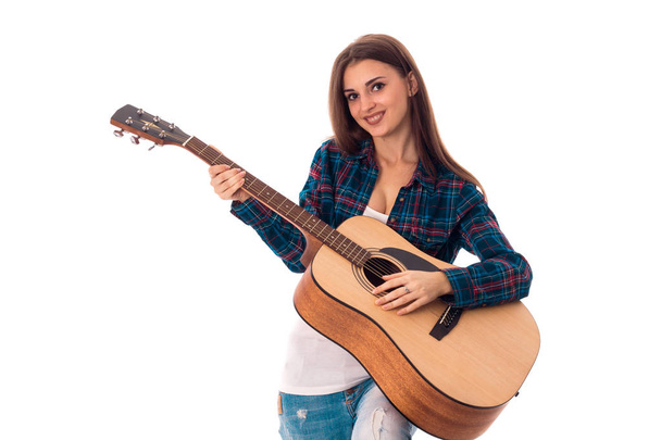 ギターを弾くとカメラに笑顔の女性 - 写真・画像