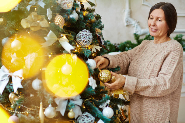 Senior žena zdobení vánoční stromeček  - Fotografie, Obrázek