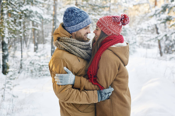 pareja abrazando en invierno día
  - Foto, Imagen