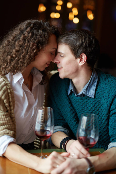 Couple romantique assis au restaurant
   - Photo, image