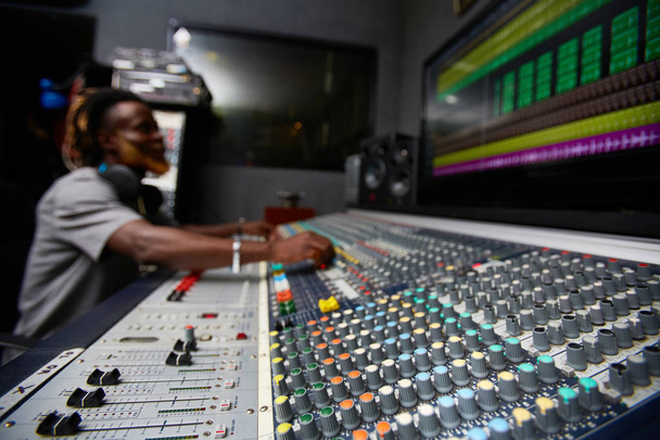 Диджей использует звуковую доску в студии звукозаписи
 - Фото, изображение