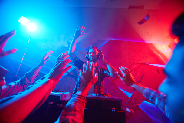 DJ και χορευτές απολαμβάνοντας νύχτα κόμμα - Φωτογραφία, εικόνα