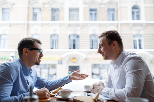 предприниматели говорят во время обеденного перерыва
 - Фото, изображение