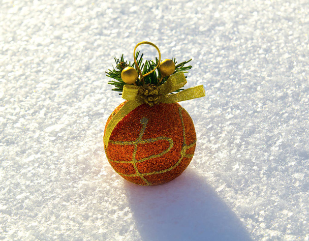 Kar üstünde mükemmel altın Noel top - Fotoğraf, Görsel