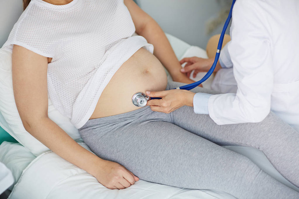 Hamile hastasını muayene doğum uzmanı  - Fotoğraf, Görsel