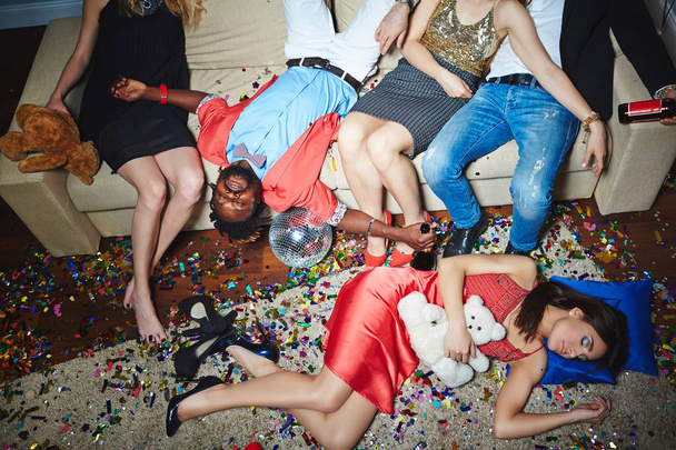 Μεθυσμένος ανθρώπους στον ύπνο μετά από πάρτι  - Φωτογραφία, εικόνα