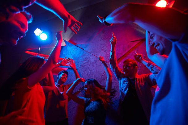 Amigos bailando en club nocturno
 - Foto, imagen