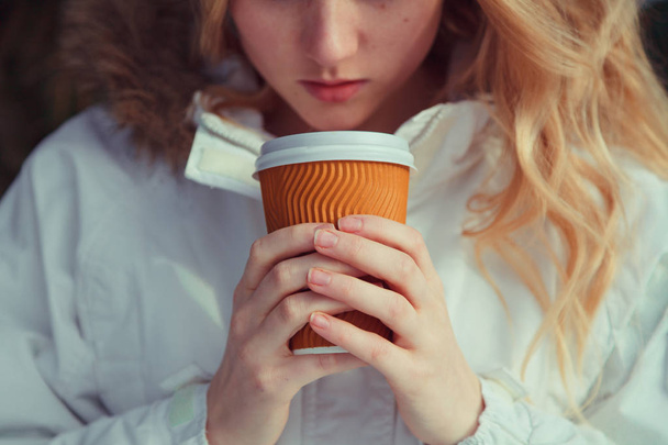 Narancssárga barna csésze fehér fedél belső tele forró tea vagy kávé.  - Fotó, kép