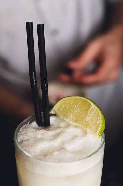 Primo piano di schiumoso cocco pina colada cocktail, tempo di festa
 - Foto, immagini