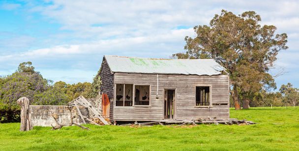 Заброшенный австралийский фермерский дом
  - Фото, изображение