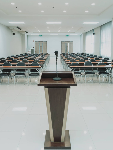 Конференц-зал среднего размера в организации
 - Фото, изображение