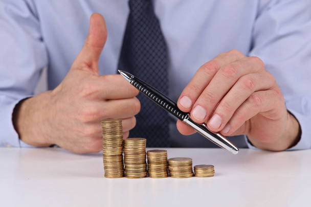 Biznes człowiek pokazuje kciuk w górę monety jako symbol wzrost finansowy. Pieniądze, inwestycji, biznes, zysku, koncepcja dywidendy - Zdjęcie, obraz