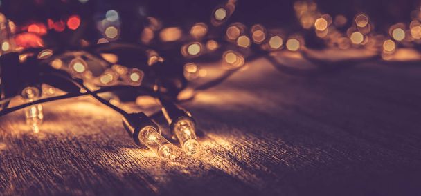 decoração de luz de natal no fundo de madeira, filtro de cor vintage
  - Foto, Imagem