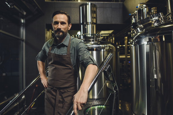 Trabajador cervecero masculino en delantal
 - Foto, Imagen