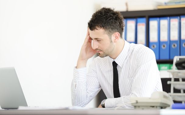 Homme d'affaires ayant le stress dans le bureau
 - Photo, image