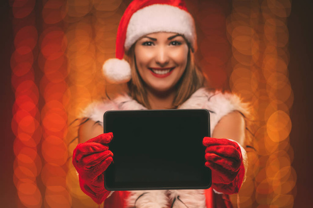 Girl With Santa Hat And Tablet - Foto, afbeelding