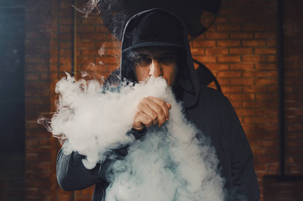 Ο άνθρωπος vaping ηλεκτρονικό τσιγάρο - Φωτογραφία, εικόνα