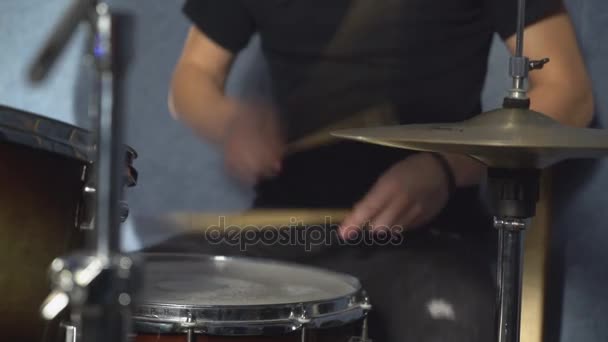 Detailní záběr bubeník hrát na bicí soupravu - Záběry, video