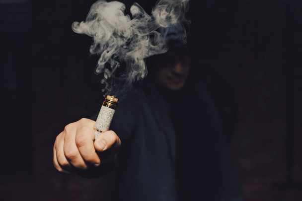 Чоловік паріння електронної сигарети
 - Фото, зображення