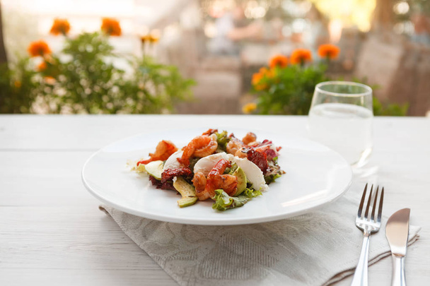 Традиционный итальянский салат из морепродуктов с креветками и моцареллой
 - Фото, изображение