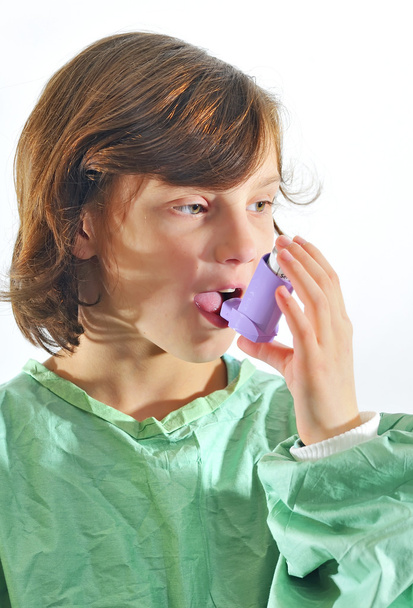 dziewczynka za pomocą inhalatora - Zdjęcie, obraz