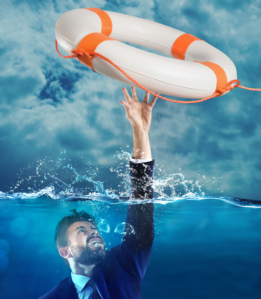 Lifesaver lanzó a un hombre ahogado
 - Foto, Imagen