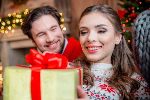 Ευτυχισμένο ζευγάρι με χριστουγεννιάτικο δώρο - Φωτογραφία, εικόνα