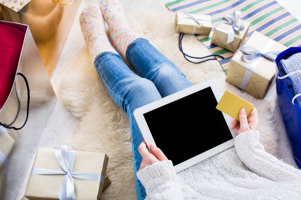 femme faisant du shopping en ligne avec une carte de crédit
 - Photo, image