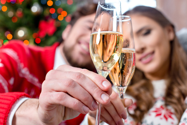 Couple toasting avec verres à champagne
 - Photo, image