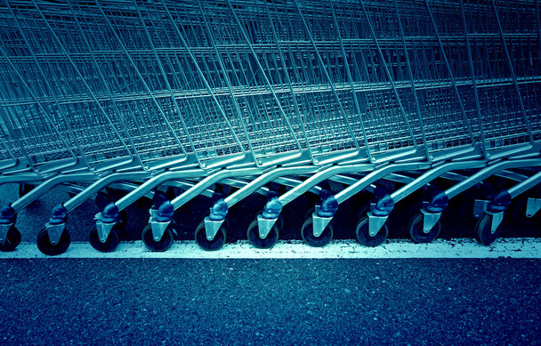 nákupní vozíky v supermarketu - Fotografie, Obrázek