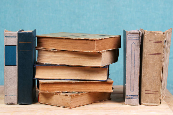 Stapel gebundene Bücher auf einem Holztisch. Zurück zur Schule. - Foto, Bild