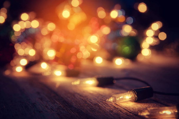 decoração de luz de natal no fundo de madeira, filtro de cor vintage
  - Foto, Imagem