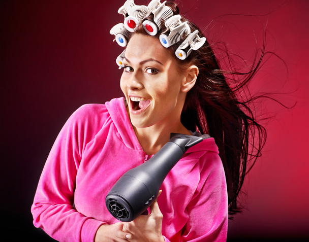 Mulher usar encrespadores de cabelo na cabeça
. - Foto, Imagem
