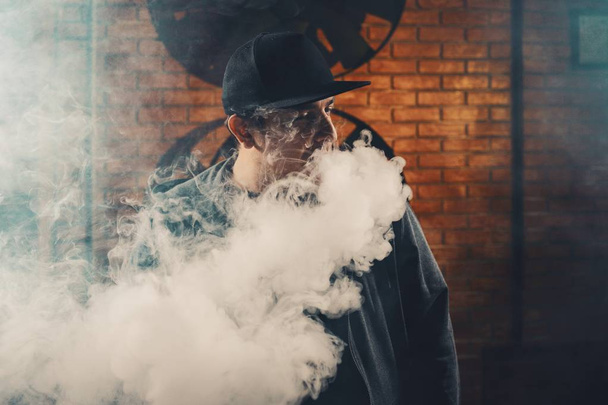Człowiek vaping elektroniczny papieros - Zdjęcie, obraz